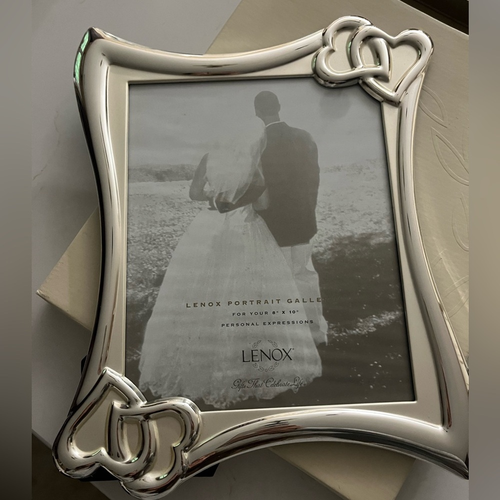 BRAND NEW!!!!! Beautiful Lenox wedding picture frame